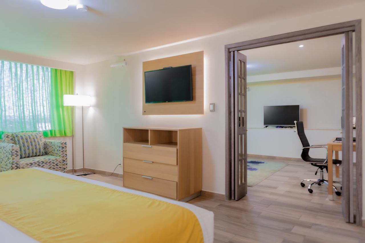 La Joya Pachuca Hotell Exteriör bild A suite at the Holiday Inn Express in San Francisco