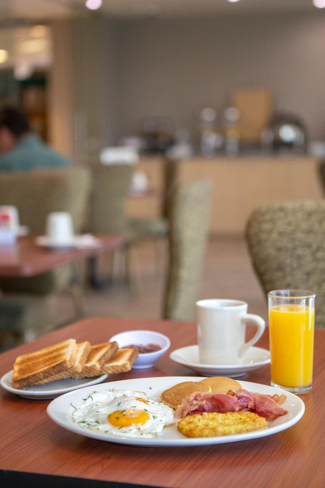 La Joya Pachuca Hotell Exteriör bild A breakfast with orange juice